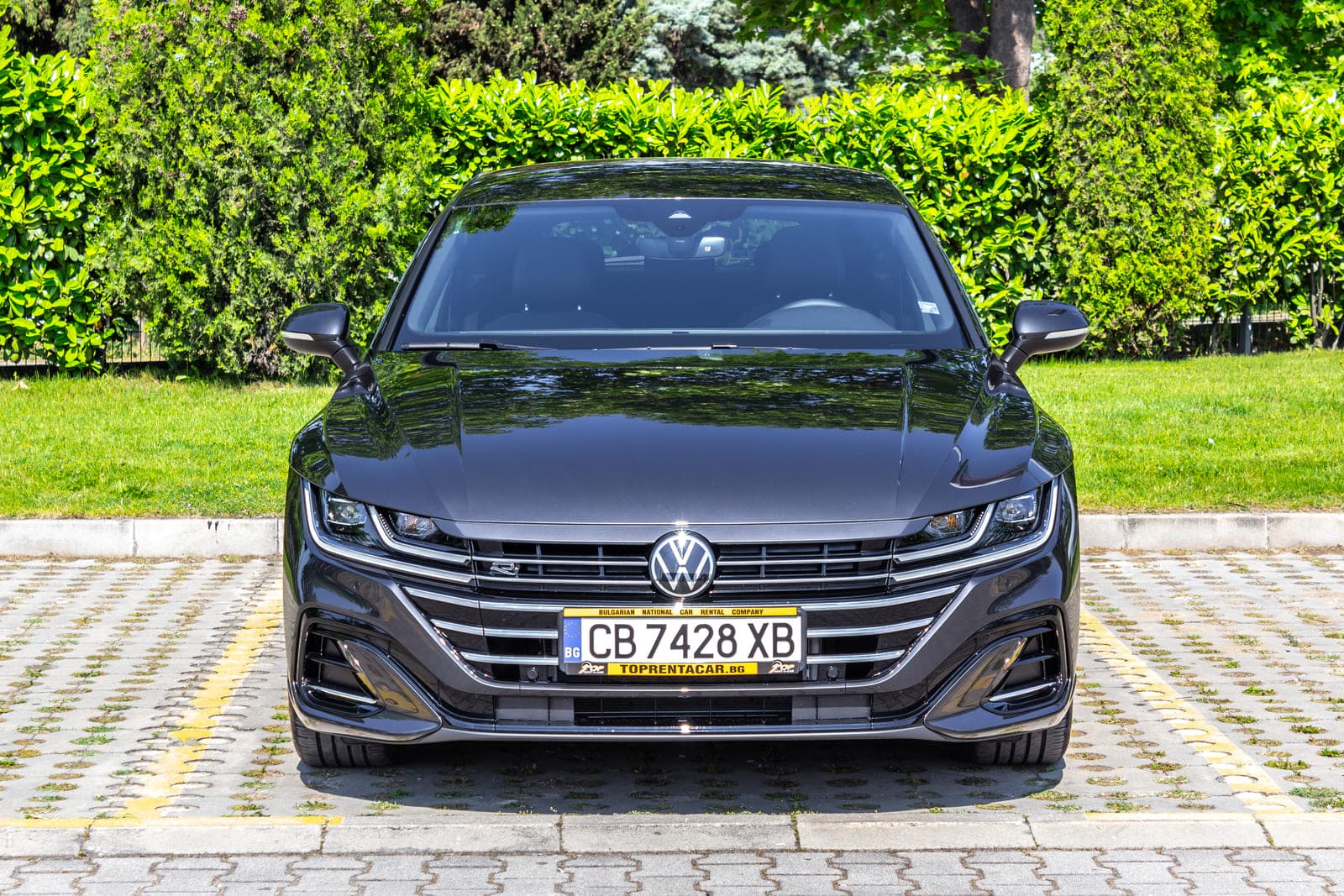 https://topmobility-prod-cms.s3.eu-central-1.amazonaws.com/vw_arteon_front_view_a3e3c154a7.jpg