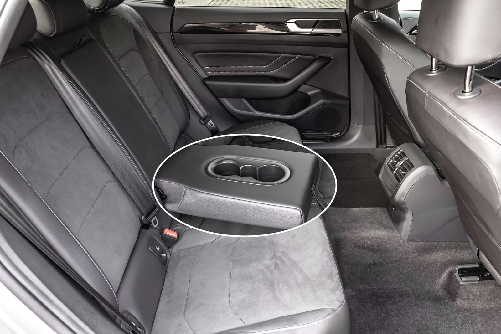 https://topmobility-prod-cms.s3.eu-central-1.amazonaws.com/vw_arteon_sedan_back_seats_cf5fb04f94.jpg