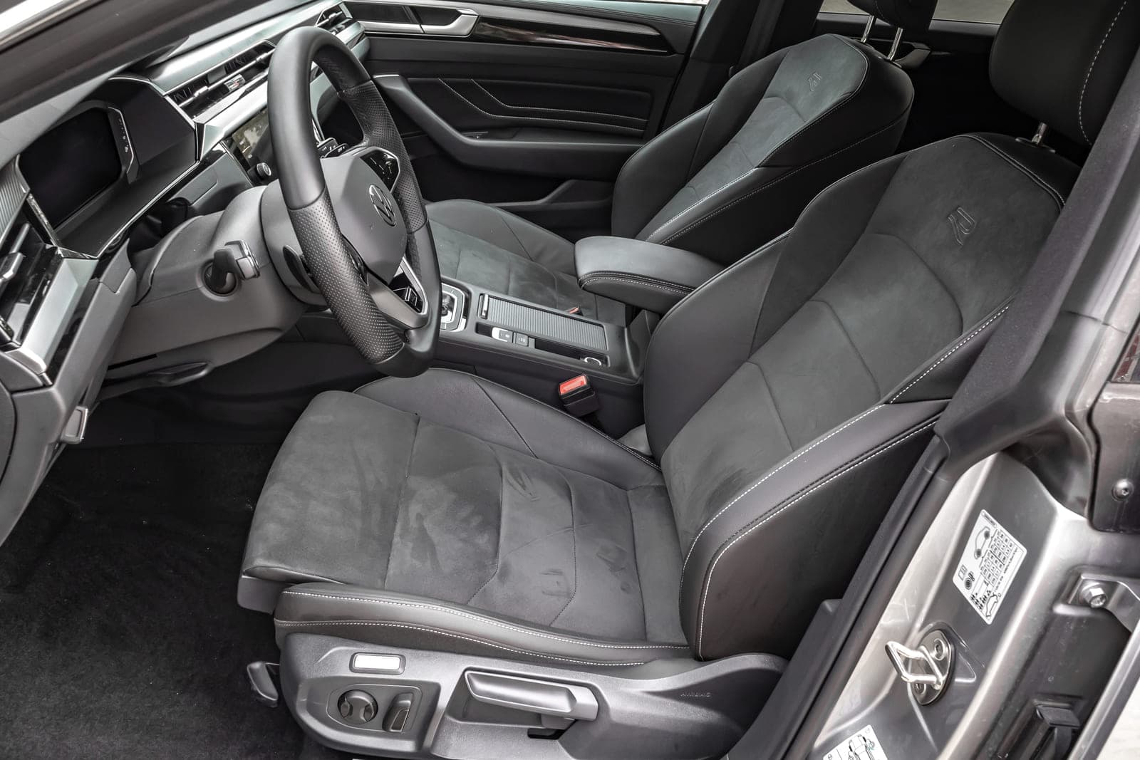 https://topmobility-prod-cms.s3.eu-central-1.amazonaws.com/vw_arteon_sedan_front_seats_98625bfbcf.jpg