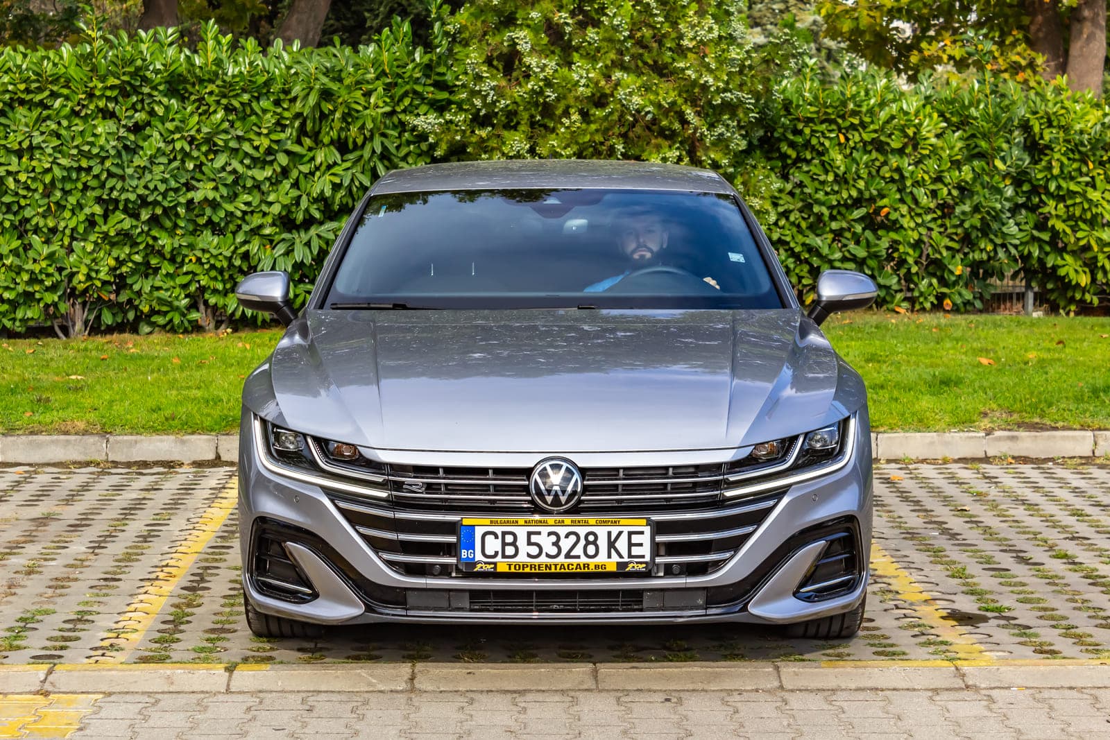 https://topmobility-prod-cms.s3.eu-central-1.amazonaws.com/vw_arteon_sedan_front_view_31ce344fb3.jpg