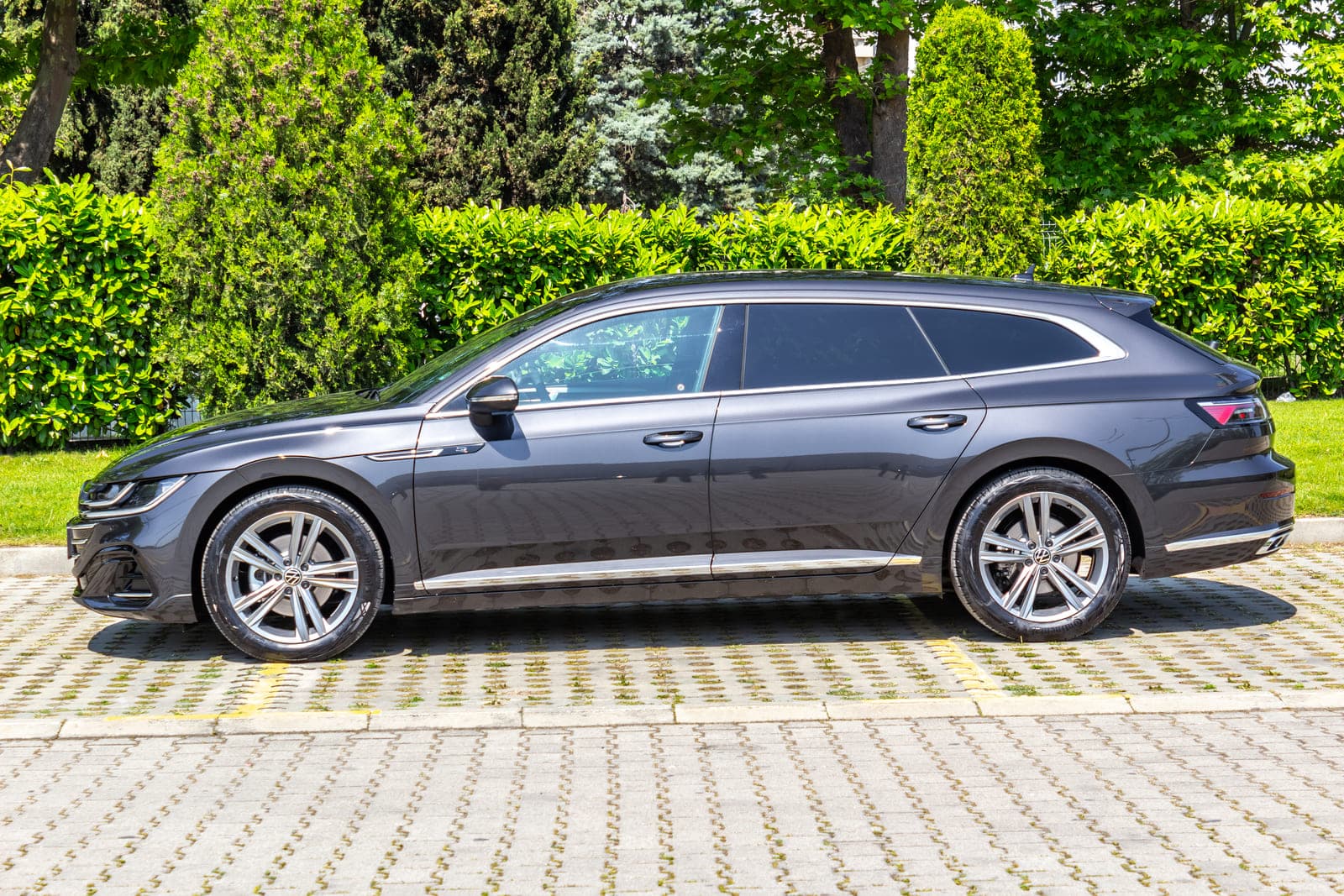 https://topmobility-prod-cms.s3.eu-central-1.amazonaws.com/vw_arteon_side_view_479fe103de.jpg