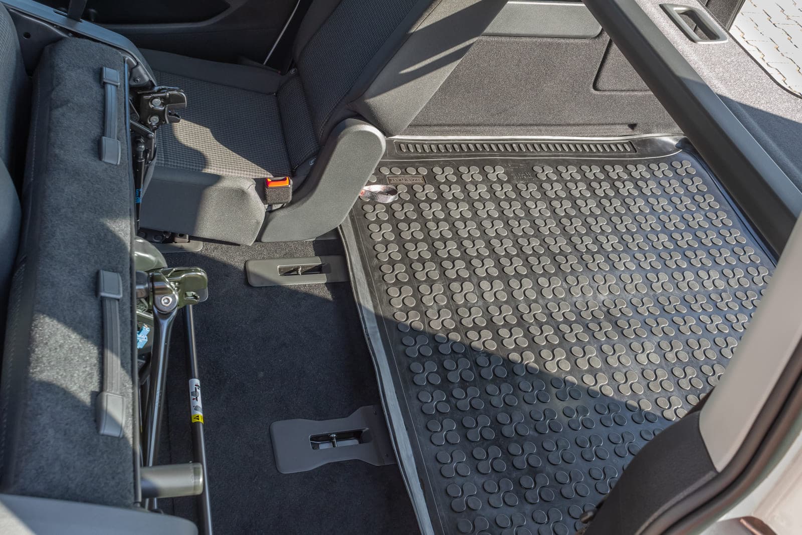 https://topmobility-prod-cms.s3.eu-central-1.amazonaws.com/vw_caddy_folding_rear_seats_c262ee7750.jpg
