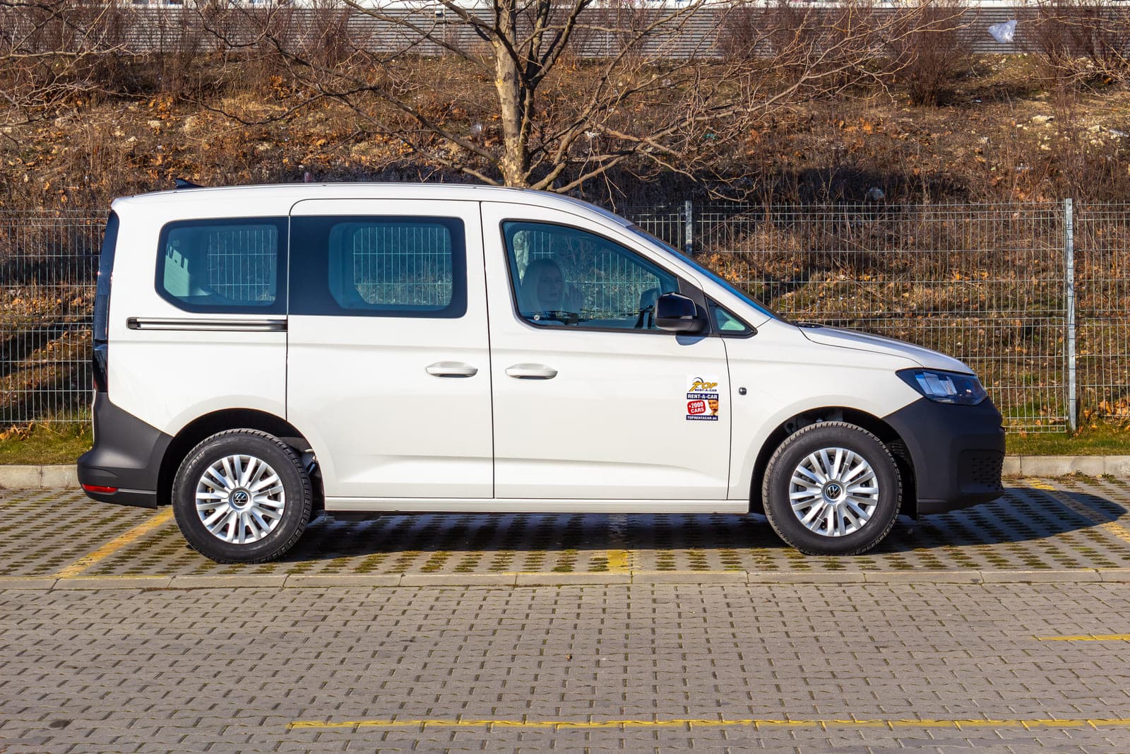 https://topmobility-prod-cms.s3.eu-central-1.amazonaws.com/vw_caddy_minivan_side_view_073f8818e0.jpg