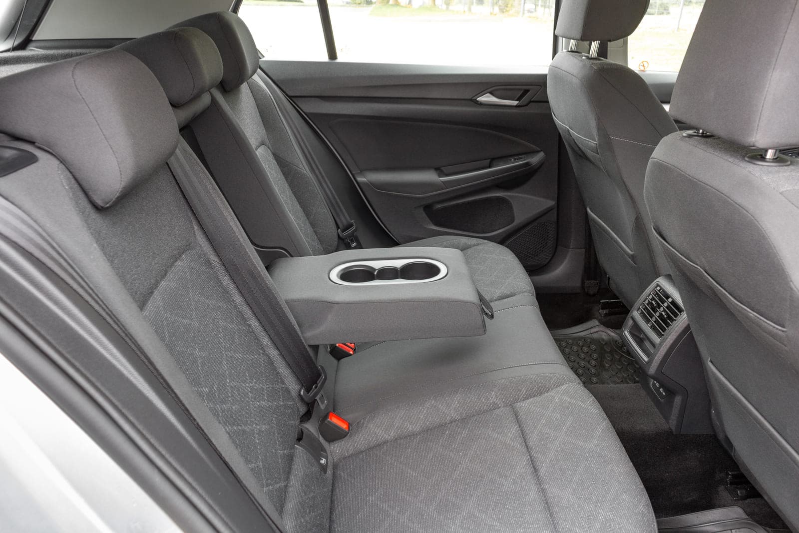 https://topmobility-prod-cms.s3.eu-central-1.amazonaws.com/vw_golf_aut_back_seats_92c1b8f678.jpg