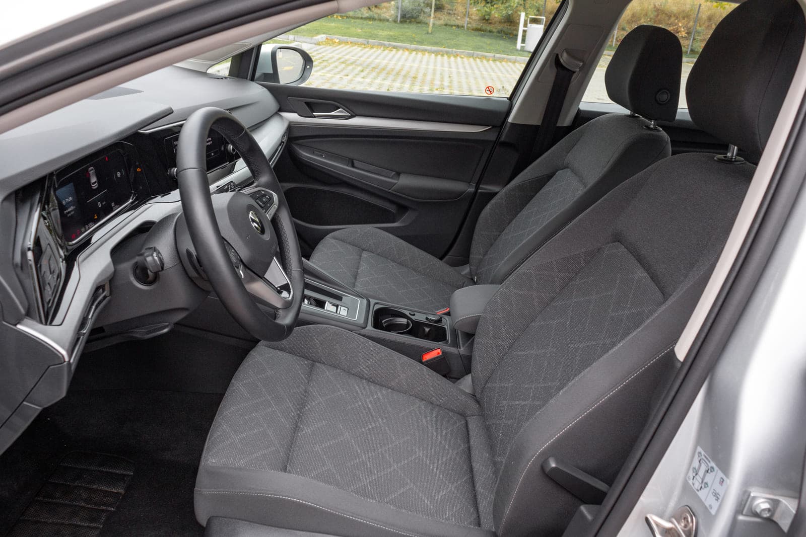 https://topmobility-prod-cms.s3.eu-central-1.amazonaws.com/vw_golf_aut_front_seats_862f8ff710.jpg