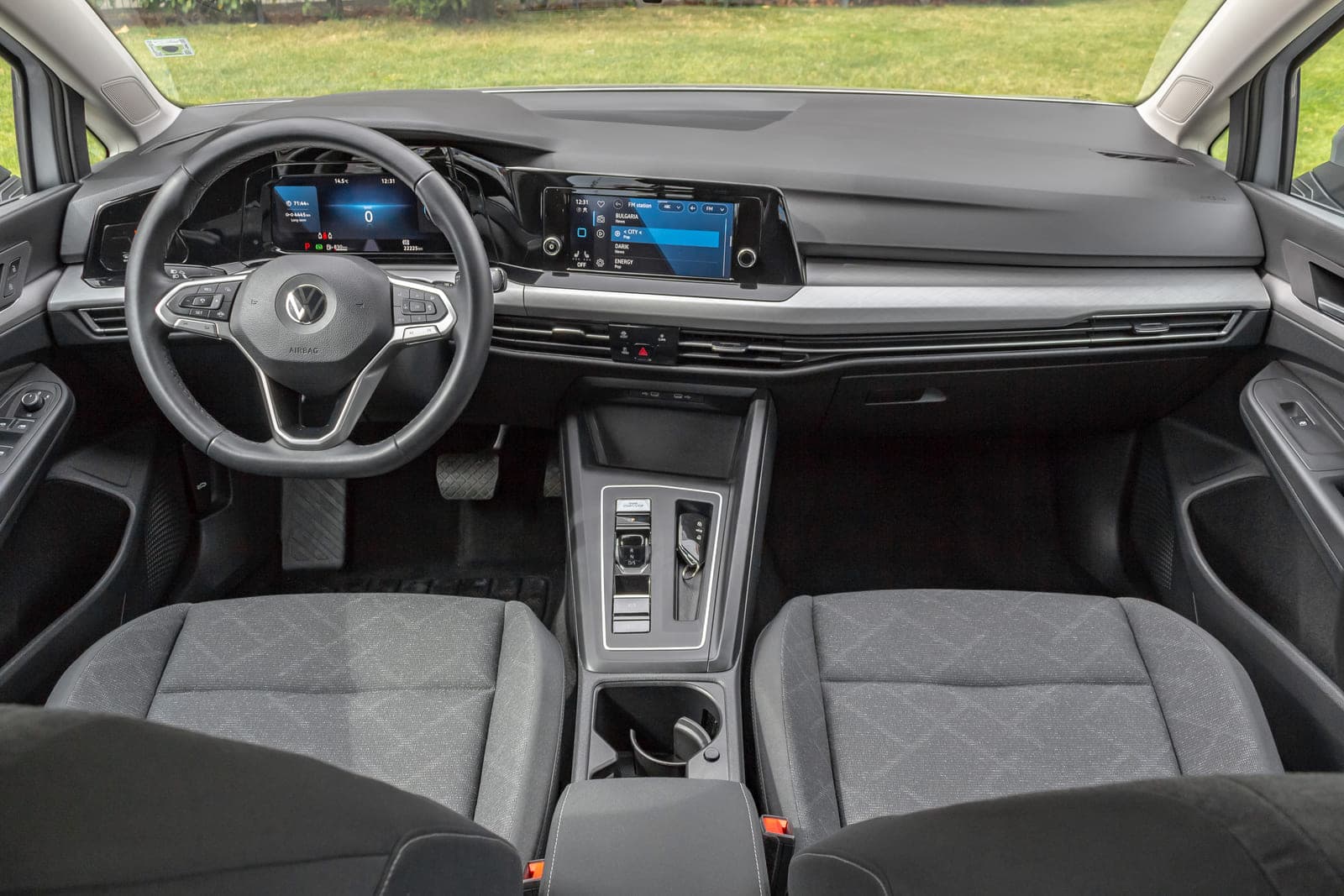 https://topmobility-prod-cms.s3.eu-central-1.amazonaws.com/vw_golf_aut_interior_9a77e2412f.jpg