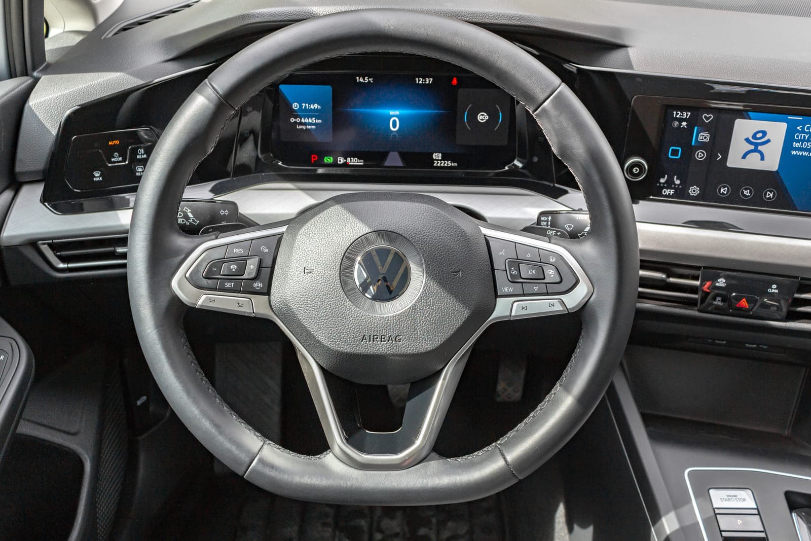 https://topmobility-prod-cms.s3.eu-central-1.amazonaws.com/vw_golf_aut_steering_wheel_abf91e3447.jpg