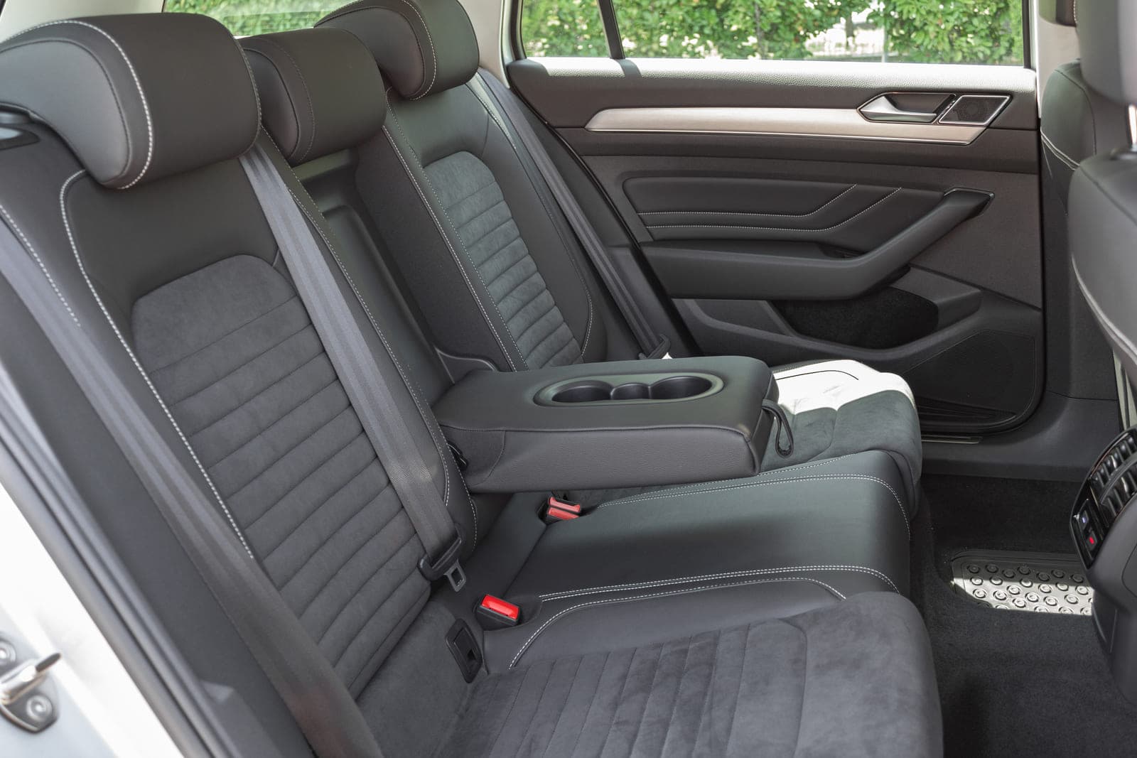 https://topmobility-prod-cms.s3.eu-central-1.amazonaws.com/vw_passat_estate_aut_back_seats_b74a7a20a0.jpg