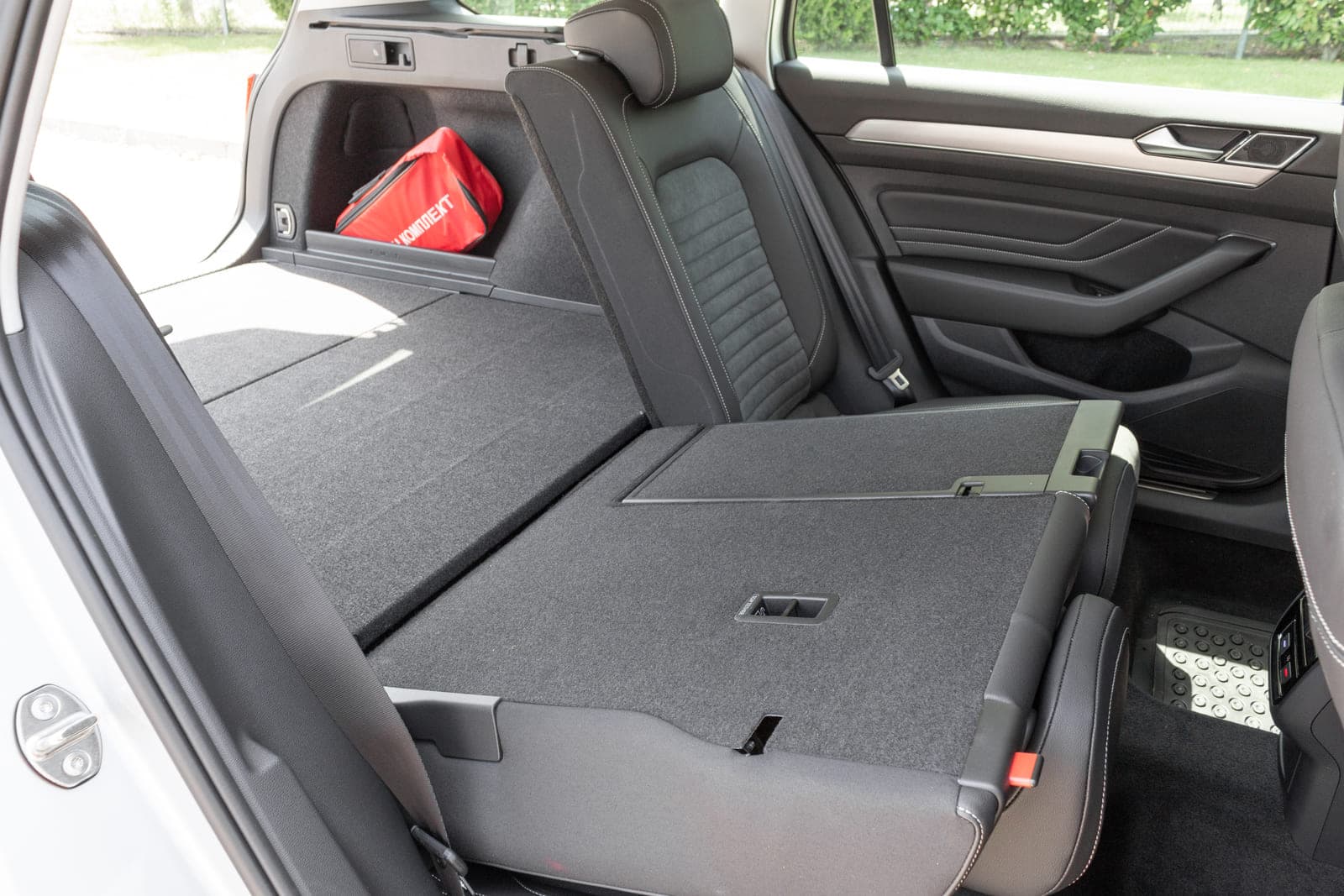 https://topmobility-prod-cms.s3.eu-central-1.amazonaws.com/vw_passat_estate_aut_folding_rear_seats_e83eb41909.jpg