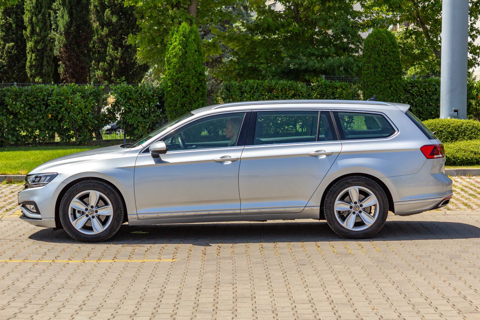 https://topmobility-prod-cms.s3.eu-central-1.amazonaws.com/vw_passat_estate_aut_side_view_faf46f7d1d.jpg