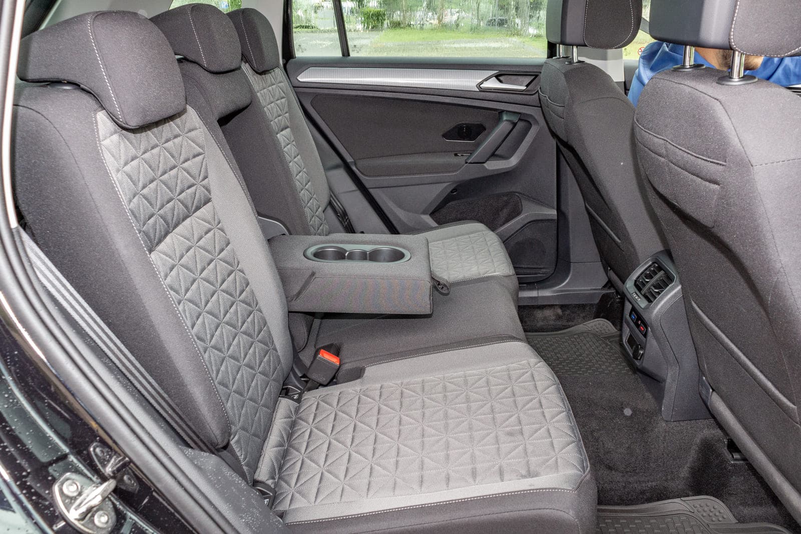 https://topmobility-prod-cms.s3.eu-central-1.amazonaws.com/vw_tiguan_back_seats_43b7714d55.jpg