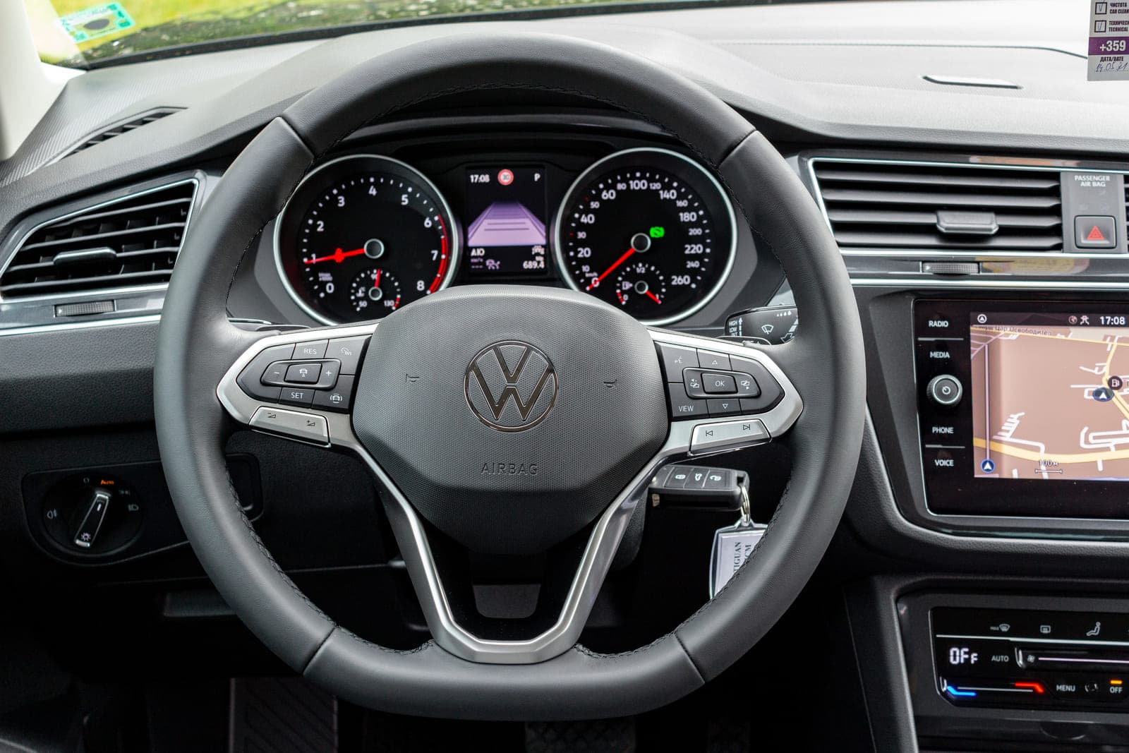 https://topmobility-prod-cms.s3.eu-central-1.amazonaws.com/vw_tiguan_steering_wheel_cff16a226f.jpg