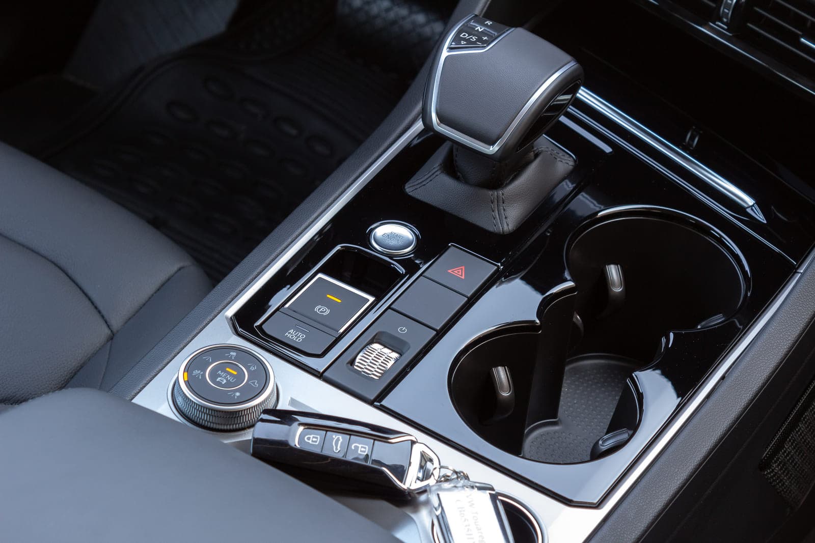 https://topmobility-prod-cms.s3.eu-central-1.amazonaws.com/vw_touareg_automatic_gearbox_selector_057f353de9.jpg