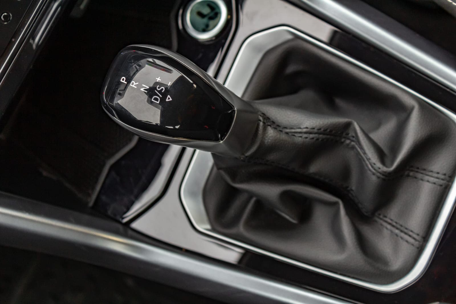 https://topmobility-prod-cms.s3.eu-central-1.amazonaws.com/vw_troc_automatic_gearbox_d95e1e88b0.jpg