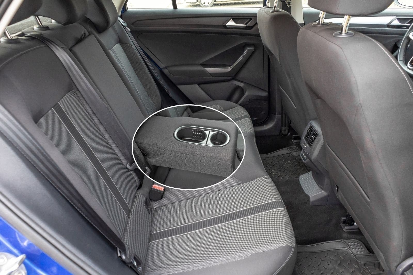 https://topmobility-prod-cms.s3.eu-central-1.amazonaws.com/vw_troc_back_seats_e1206e1256.jpg