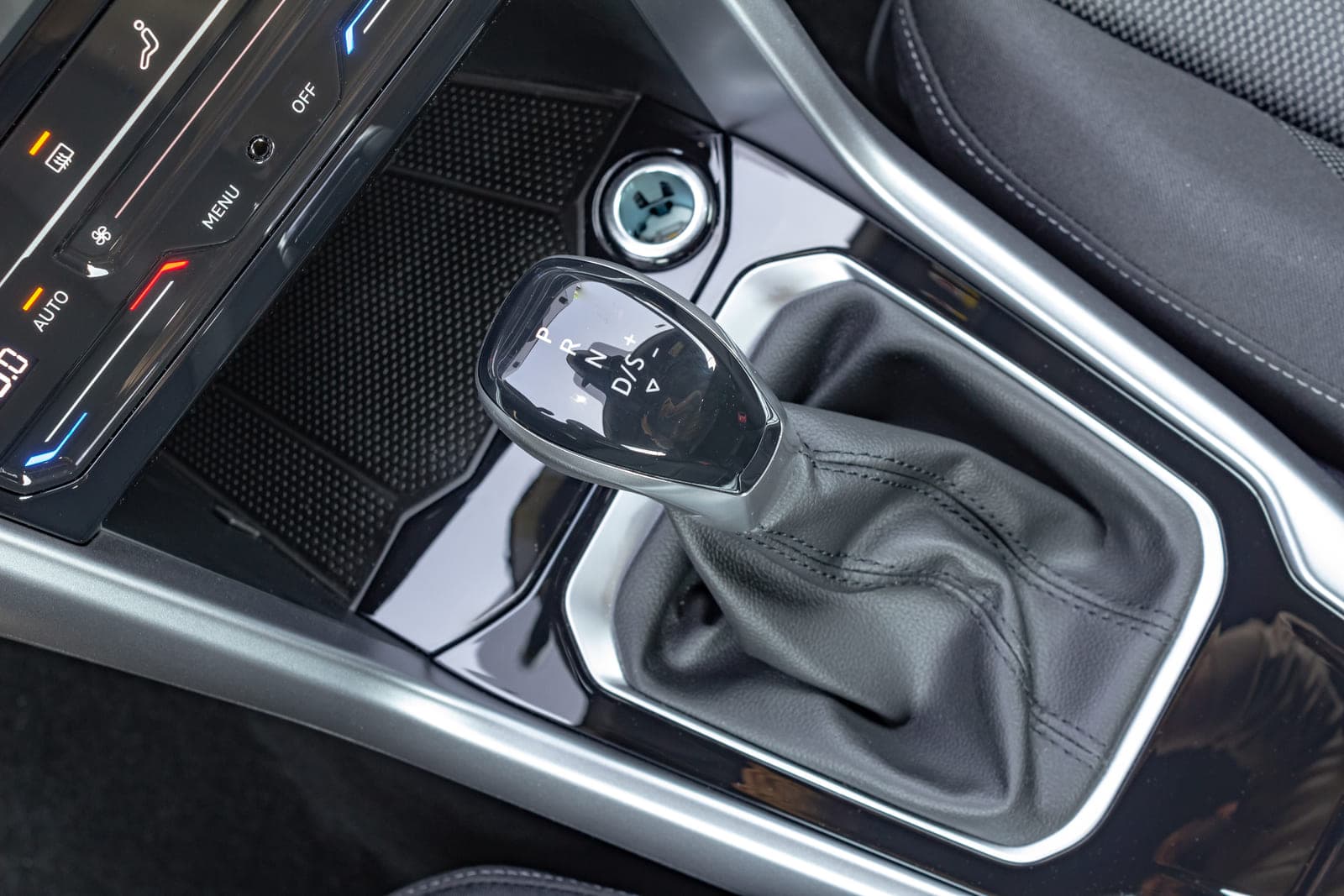 https://topmobility-prod-cms.s3.eu-central-1.amazonaws.com/vw_troc_cabrio_automatic_gearbox_4bde03ed47.jpg