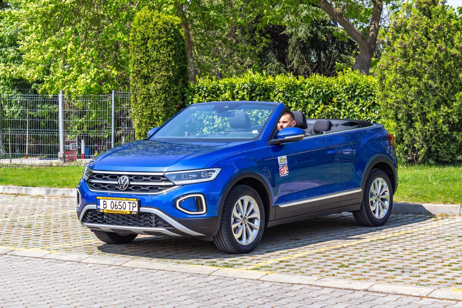 https://topmobility-prod-cms.s3.eu-central-1.amazonaws.com/vw_troc_cabrio_for_rent_9435a4c789.jpg