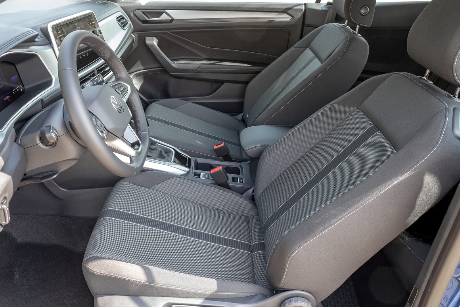 https://topmobility-prod-cms.s3.eu-central-1.amazonaws.com/vw_troc_cabrio_front_seats_5fe1a11d17.jpg