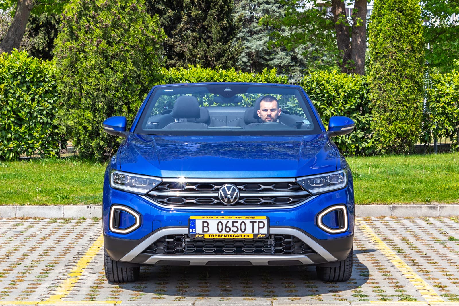 https://topmobility-prod-cms.s3.eu-central-1.amazonaws.com/vw_troc_cabrio_front_view_807008af87.jpg