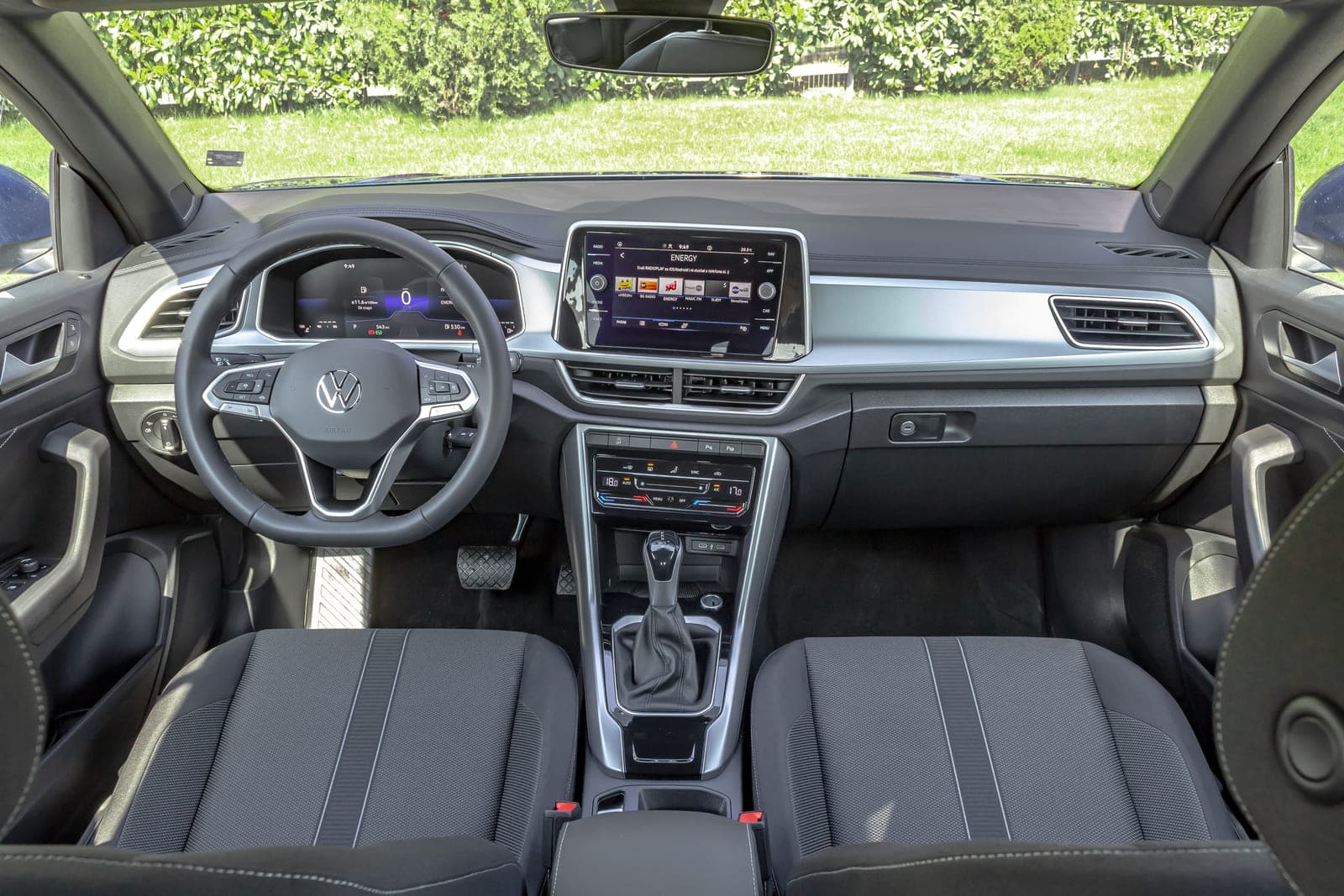 https://topmobility-prod-cms.s3.eu-central-1.amazonaws.com/vw_troc_cabrio_interior_1dce8d60fc.jpg