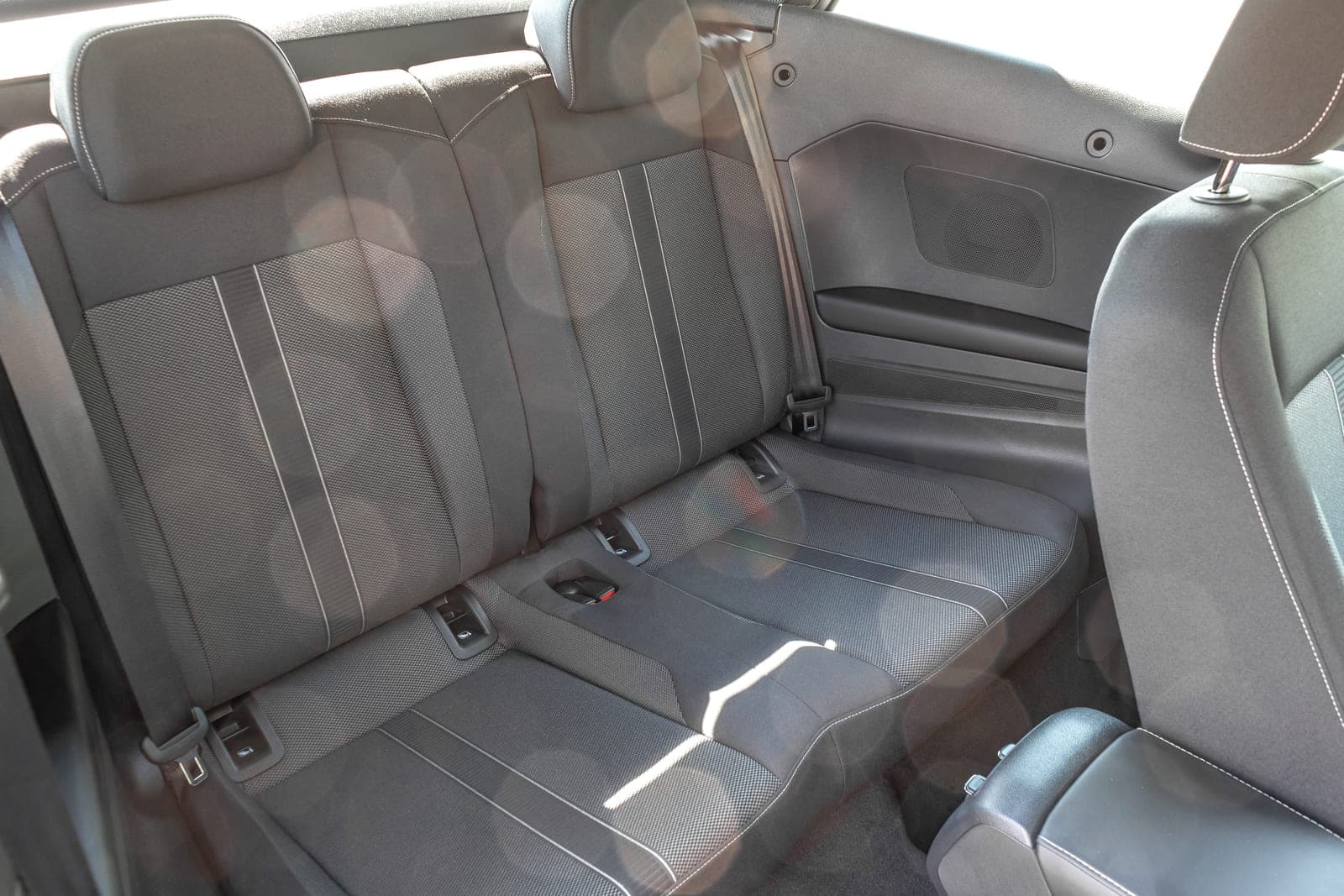 https://topmobility-prod-cms.s3.eu-central-1.amazonaws.com/vw_troc_cabrio_seats_folding_36551d5cb5.jpg