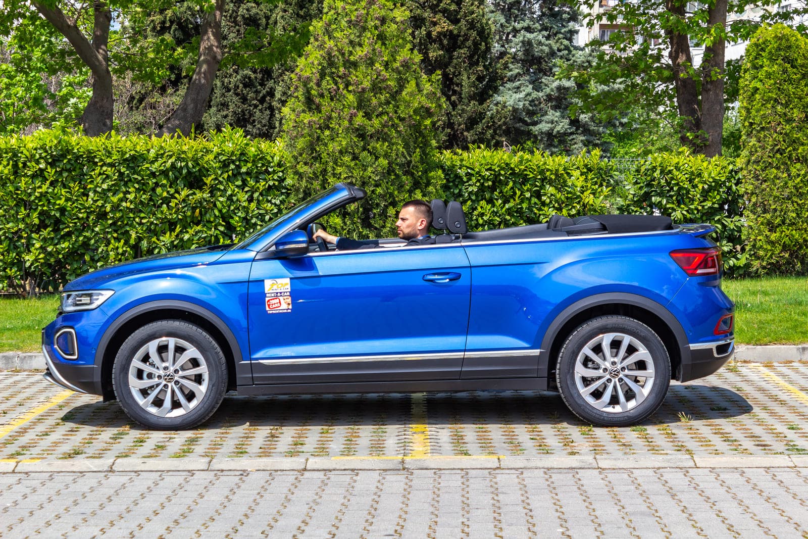 https://topmobility-prod-cms.s3.eu-central-1.amazonaws.com/vw_troc_cabrio_side_view_0eae1b22a8.jpg